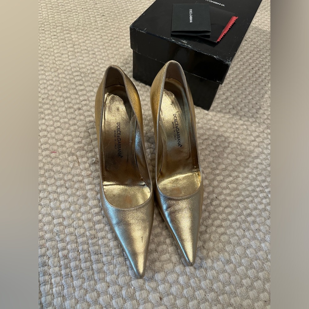 Dolce & Gabbana Gold Pumps